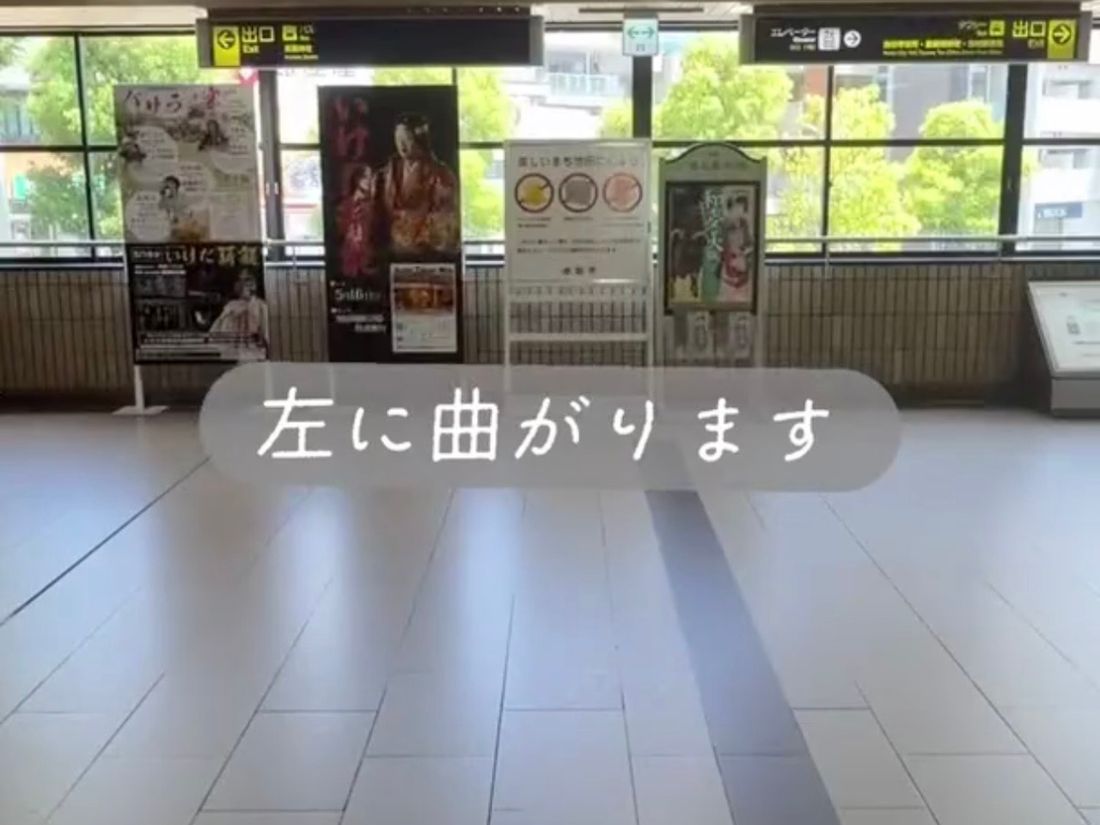 池田駅の改札を出た様子。左に曲がります
