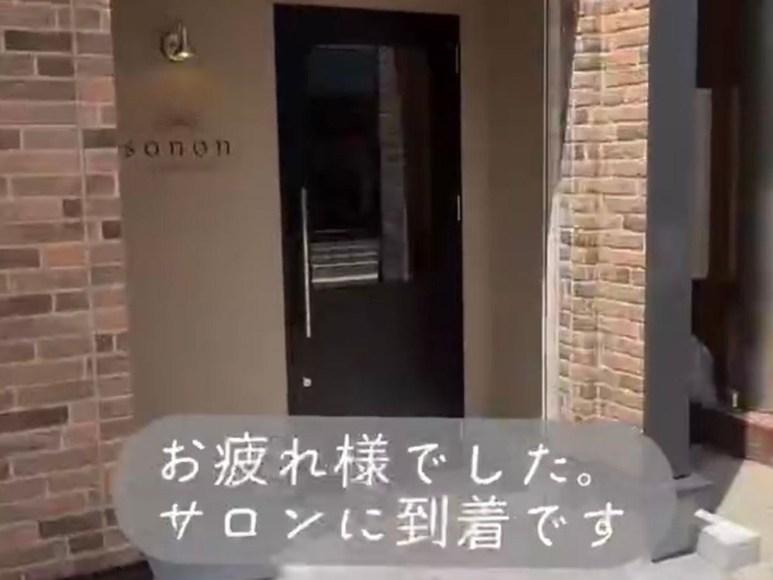 sononの入口。レンガの外壁と黒いドア